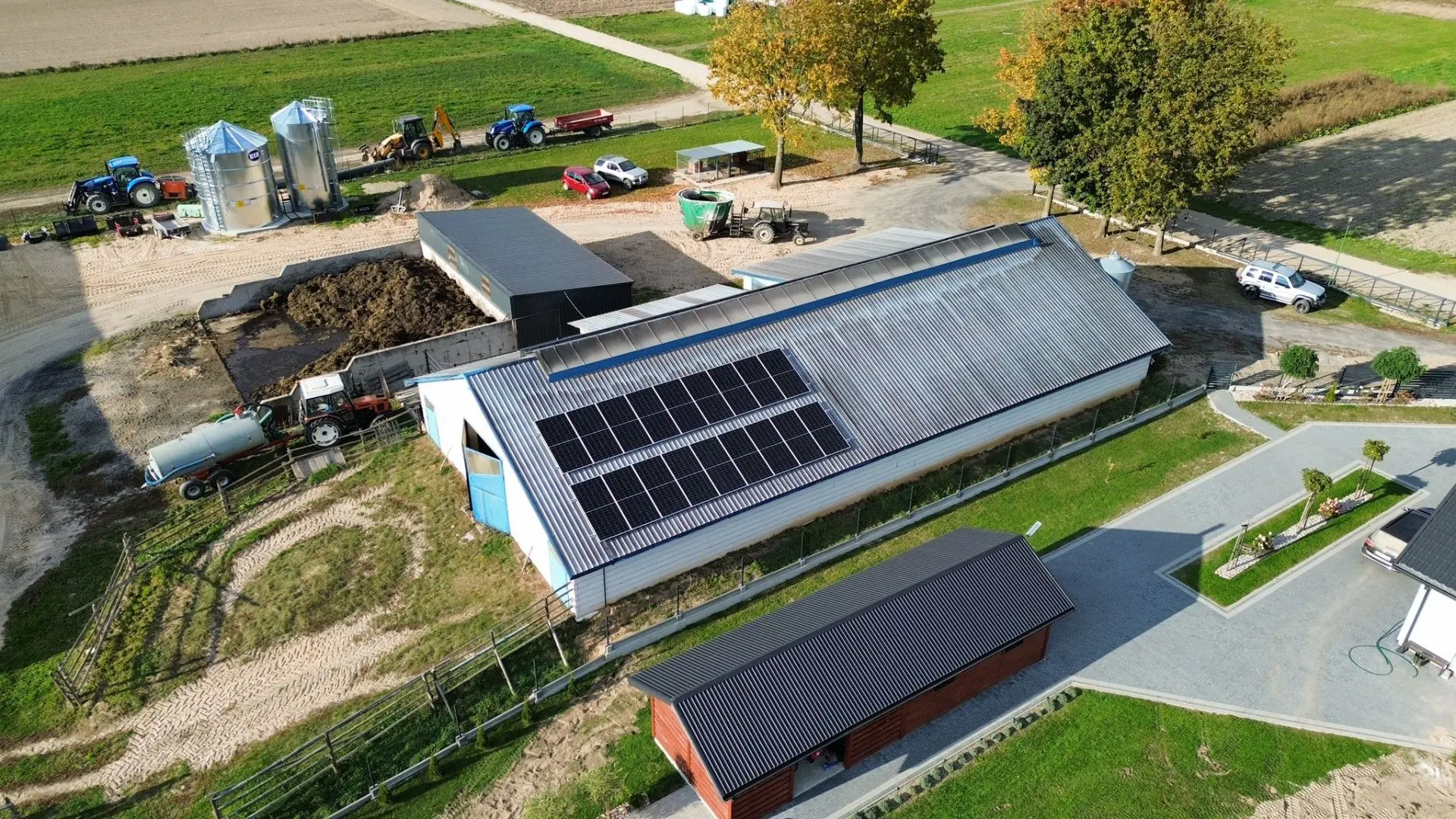 Instalacja fotowoltaiczna na hali — widok z lotu ptaka
