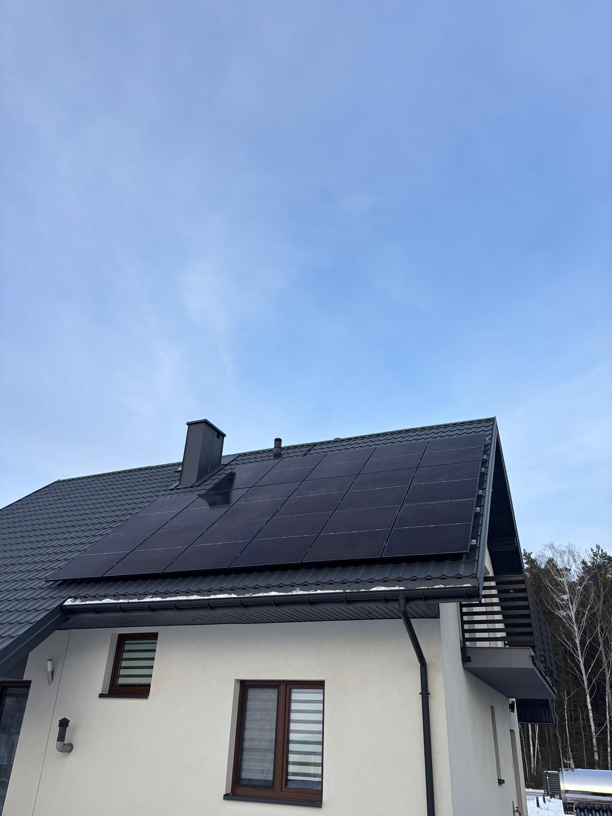 Panele fotowoltaiczne na dachu domu